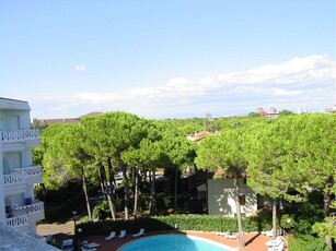 Appartamento a Lignano Pineta con terrazza, piscina e giardino