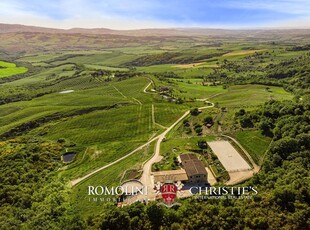 AZIENDA AGRICOLA BIOLOGICA CON MANEGGIO E CENTRO BENESSERE IN VENDITA IN VAL D'ORCIA