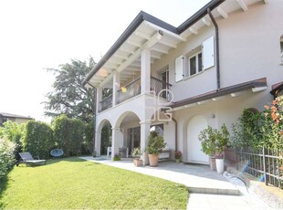 Casa Bi - Trifamiliare in Vendita a Desenzano del Garda centri: Desenzano del Garda