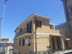 Casa Bi/Trifamiliare in Vendita in Via Bellini 1 a Messina