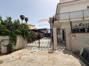 Casa Bi/Trifamiliare in Vendita in Via Pasquale Salibra 101 a Siracusa