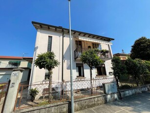 Casa Bi/Trifamiliare in Vendita in Viale Pietro Ceccato 46 a Montecchio Maggiore
