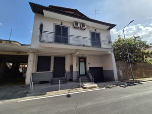 Casa Indipendente in Via Caputo, Caivano (NA)