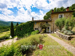 CASALE CON VISTA PANORAMICA SU POPPI E LA VERNA IN VENDITA IN TOSCANA