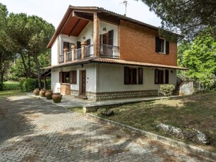 Incantevole Villa con Giardino in Vendita a Pienza, Toscana | Due Appartamenti Indipendenti con Vista Panoramica