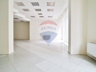 Negozio in Affitto a Parma, zona San Leonardo, 4'500€, 320 m²