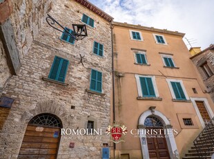 PALAZZETTO CON TERRAZZO IN VENDITA NEL CENTRO STORICO DI TODI, UMBRIA