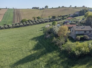 Rustico 8 locali di 240 m² in Recanati