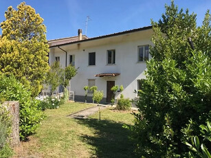 Rustico / casale da ristrutturare con giardino privato di mq. 2000 e con garage