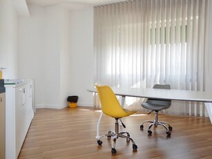 Ufficio in Affitto a Catanzaro, zona Catanzaro Centro, 300€, 180 m², arredato