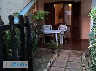 Villa a schiera arredata con terrazzo