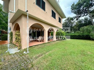 Villa in Vendita a Massa, zona Ronchi, 850'000€, 170 m²