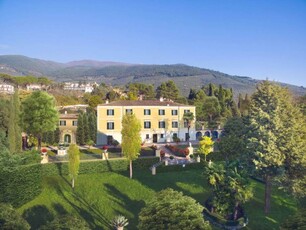 Villa in Vendita a Trevi: Residenza Storica con Affreschi e Parco