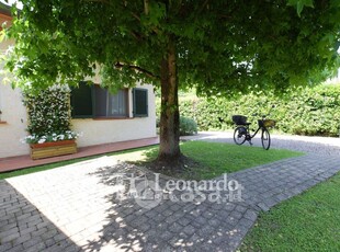 Villa in Vendita in Via Molise a Pietrasanta