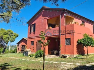 Villa in Via Palombare in zona Poggio Morello a Sant'Omero
