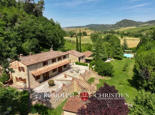 VILLA RISTRUTTURATA IN VENDITA LUNGO IL FIUME A VOLTERRA, TOSCANA