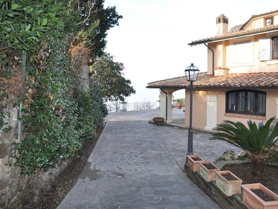 The Villa of Augustus with a prestigious view of Lake Bracciano, 30 km from Rome