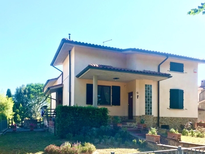 Villa con giardino a Asciano