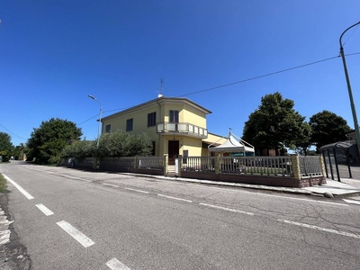 Villa in vendita a Roncoferraro Mantova Casale