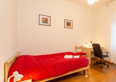 Camera in appartamento con 3 camere da letto a Milano, Milano