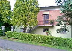 CASA SINGOLA CON CORTILE SITUATA IN COLLINA A 40 MINUTI DA REGGIO EMILIA, ABITABILE.