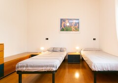 Stanza condivisa in appartamento con 3 camere da letto a Milano, a Milano