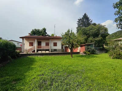 villa indipendente in vendita a Artegna