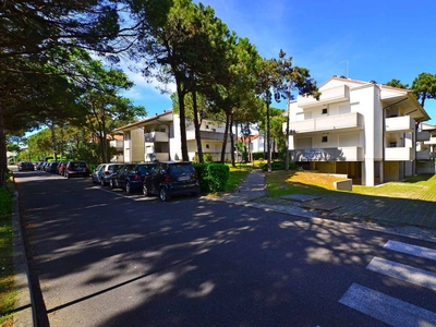 Appartamento con aria condizionata, balcone e piscina a Lignano