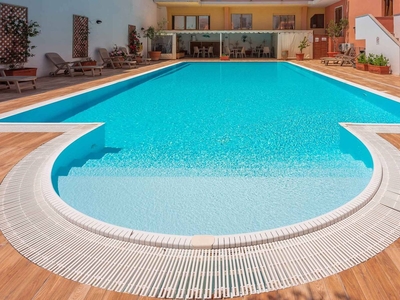 Appartamento con una piscina scoperta e aria condizionata