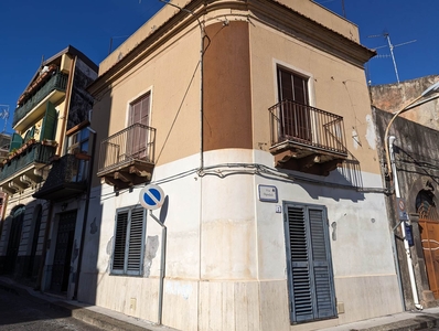 Casa singola in Via Sant'Elena e costantino a Aci Catena
