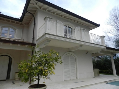 Esclusiva villa di 328 mq in vendita Via Duca degli Abruzzi, 48C, Forte dei Marmi, Toscana