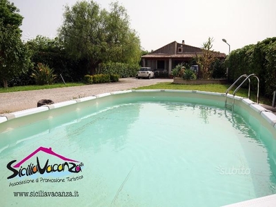 Villa Dora con piscina immersa nel verde della Sicilia