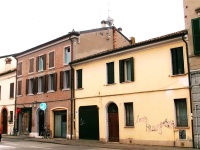 Casa indipendente con box, Ferrara centro storico