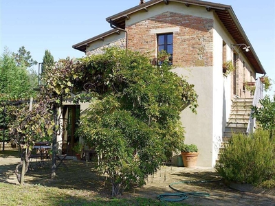 Casale di Campagna in Vendita a Trequanda, Toscana - Vista Panoramica e Comodità Urbana