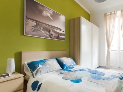 Stanza in affitto in appartamento con 8 camere da letto a Torino