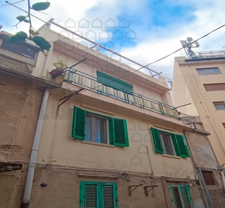 Villa con terrazzo in viale italia, Messina