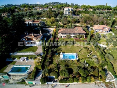 Villa in Vendita in Via Antonio Meucci 8 a Padenghe sul Garda