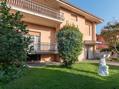 Villa in Via Cesare Battisti, Travagliato, 5 locali, 2 bagni, con box