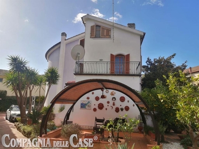 Villa in Via Monsignor Giovanni Apa, Catanzaro, 11 locali, 5 bagni