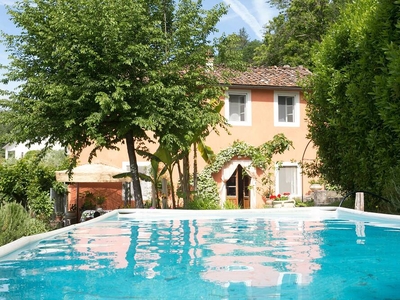 Very private villa, pool, 12 km to Lucca, walk to restaurant, amazing views
