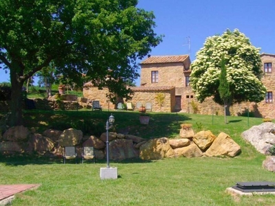 Antico casolare in pietra con piscina privata, situato in posizione estremamente panoramica sulla Va