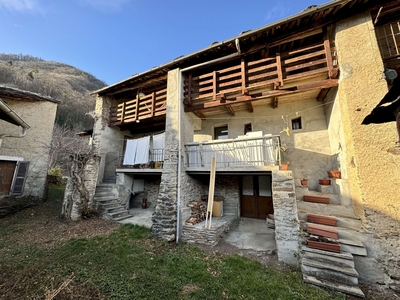 CASA IN BORGATA CON TERRENI