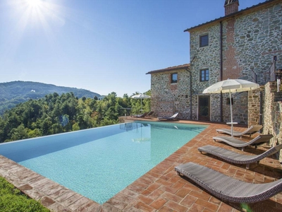 Casale a Pescia con terrazza, piscina e barbecue