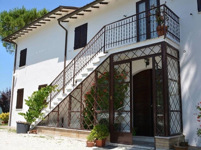 Casale Fusco Country House situata su 18 ettari, a 10 km a nord ovest di Spoleto