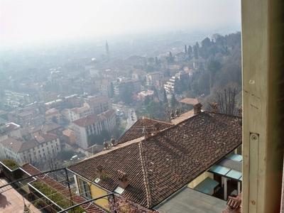 Quadrilocale in Via San Giacomo 6 in zona Città Alta a Bergamo