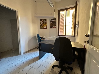 Ufficio in Affitto a Siena, zona Fuori Porta Camollia, 1'100€, 100 m²