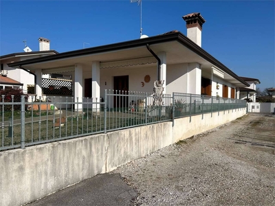 Villa in Vendita a Cordenons