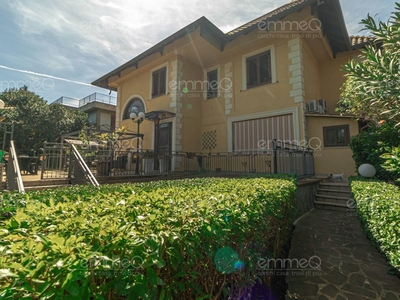 Villa in Vendita a Palermo, zona Molara, 570'000€, 430 m²
