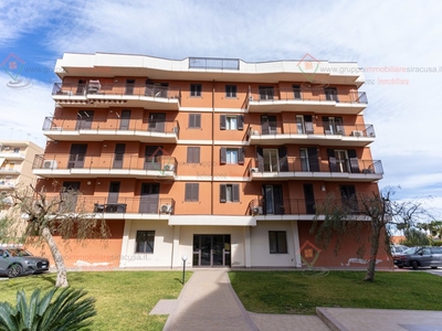 Appartamento in Vendita a Siracusa, zona Pizzuta Scala Greca, 155'000€, 121 m²
