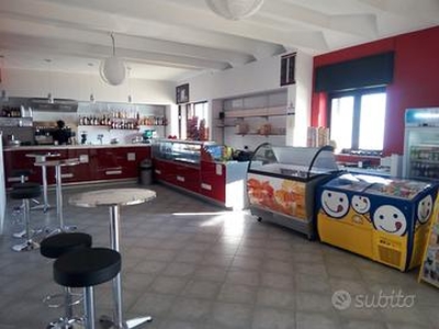 Bar-Pizzeria direttamente sul mare